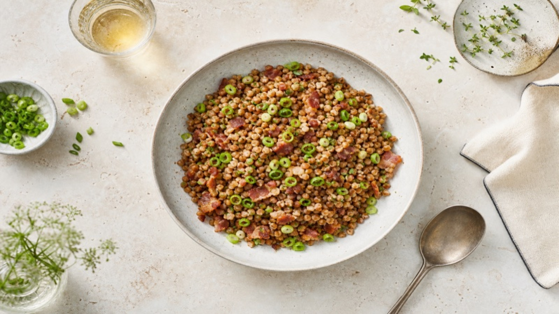 Goldbraune Buchweizen-Pfanne mit Speck und Frühlingszwiebeln