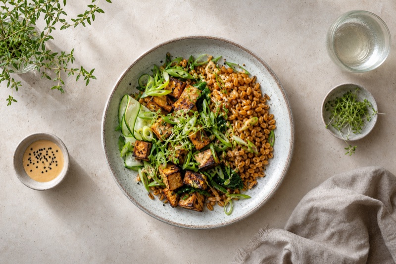 Goldbraune Dinkel-Bowl mit Räuchertofu und Frühlingszwiebeln
