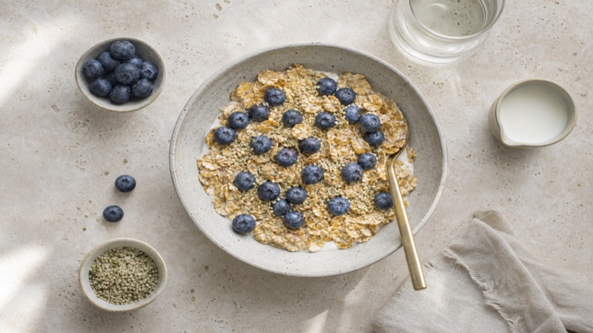 Goldbraune Einkorn-Flocken-Bowl mit Heidelbeeren und Hanfsamen