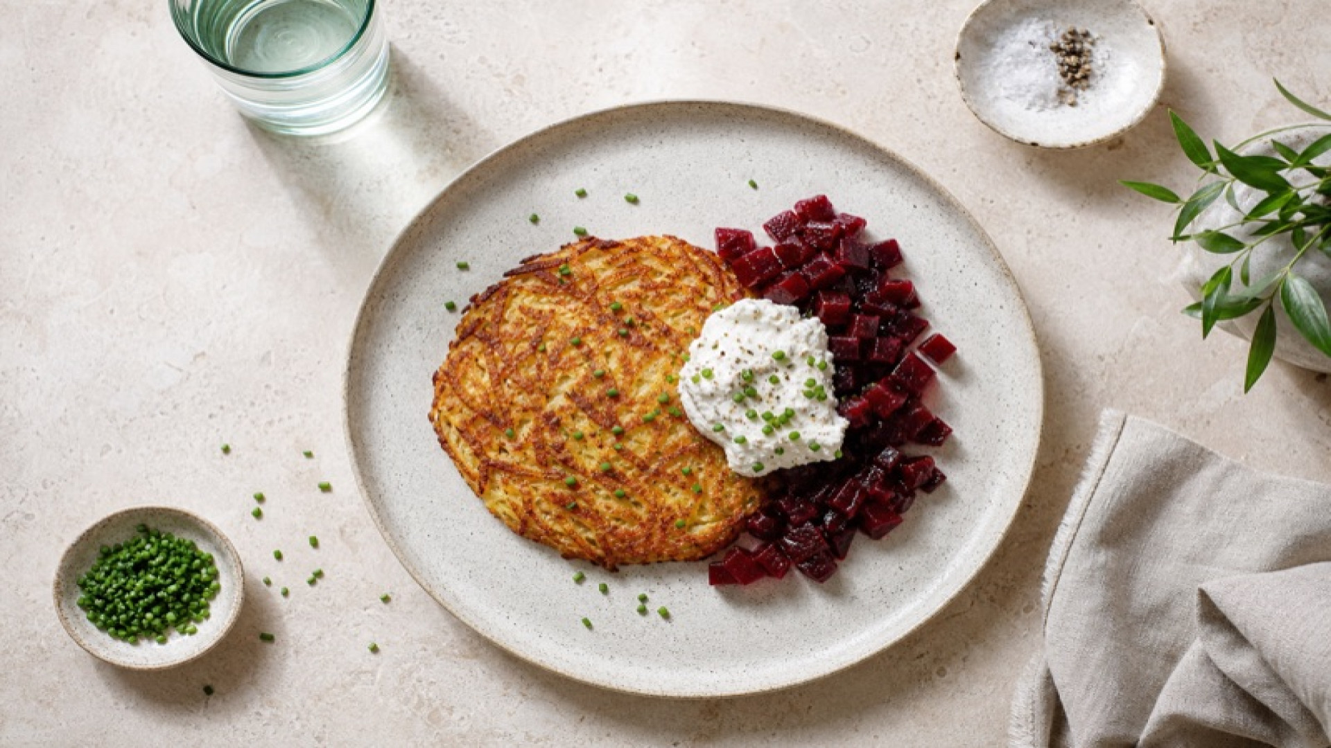 Goldbraune Kartoffel-Rösti mit Roten Rüben und Magerquark