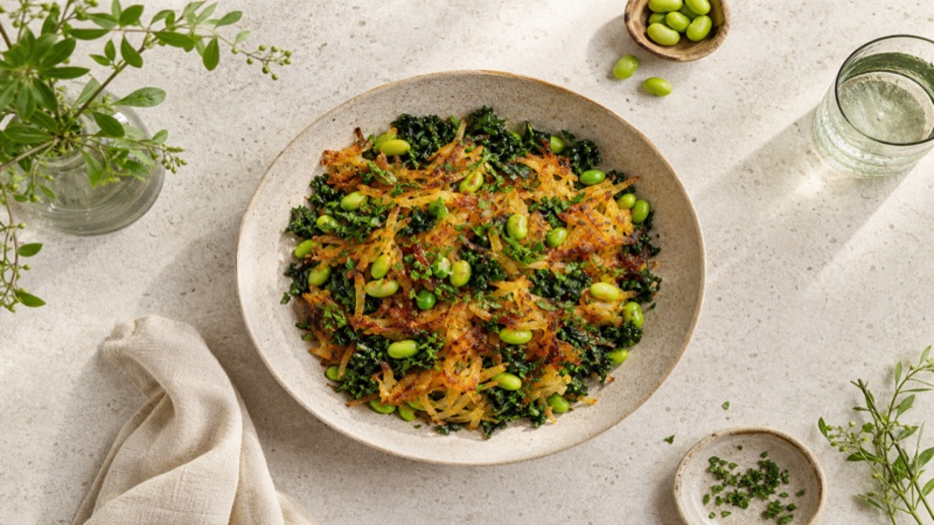 Goldbraune Kartoffelrösti-Pfanne mit Grünkohl und Edamame