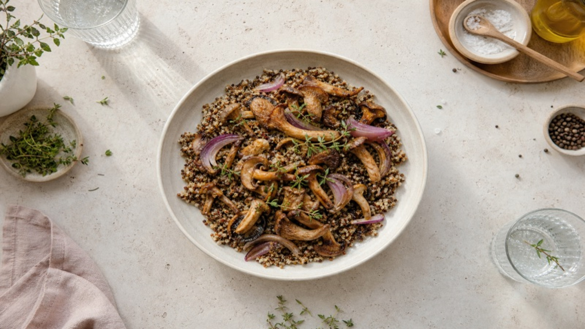 Goldbraune Mischpilze mit Quinoa und Roten Zwiebeln