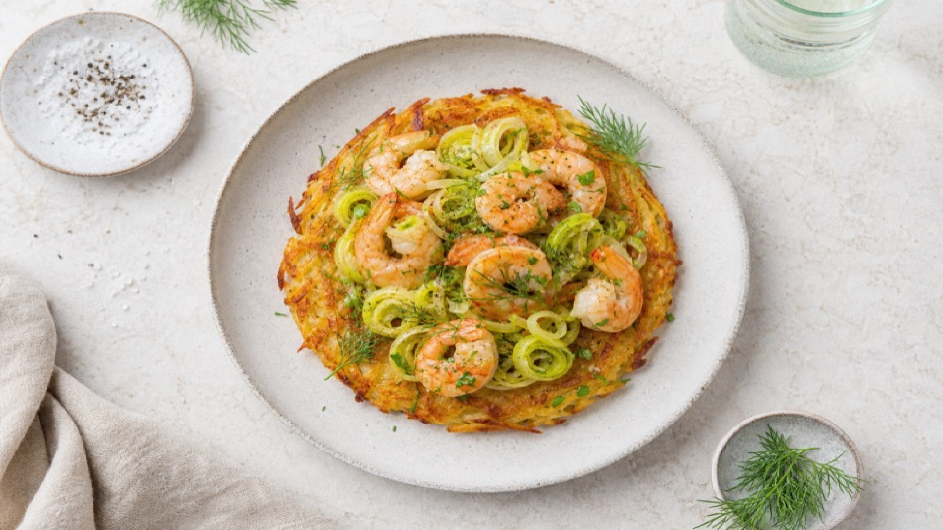 Goldbrauner Kartoffel-Rösti mit Garnelen und Lauch