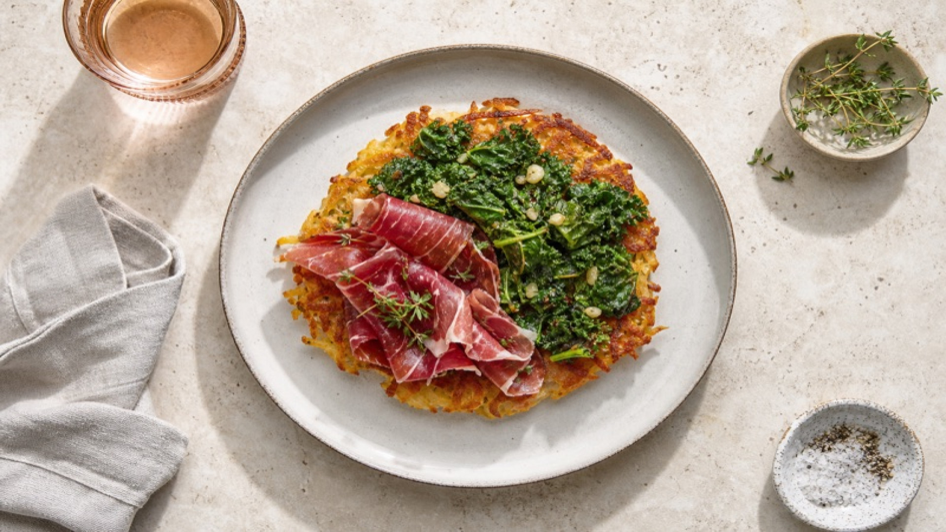 Goldbrauner Kartoffel-Rösti mit Schwarzwälder Schinken und Grünkohl