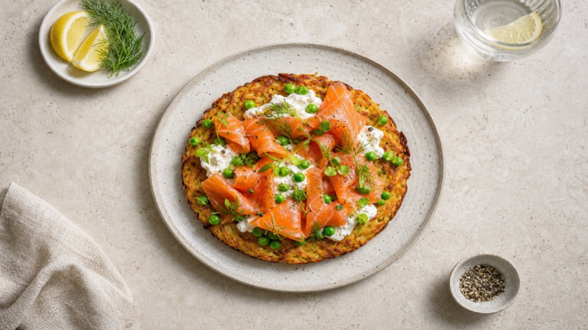 Goldbrauner Räucherlachs-Rösti mit grünen Erbsen und Frischkäse