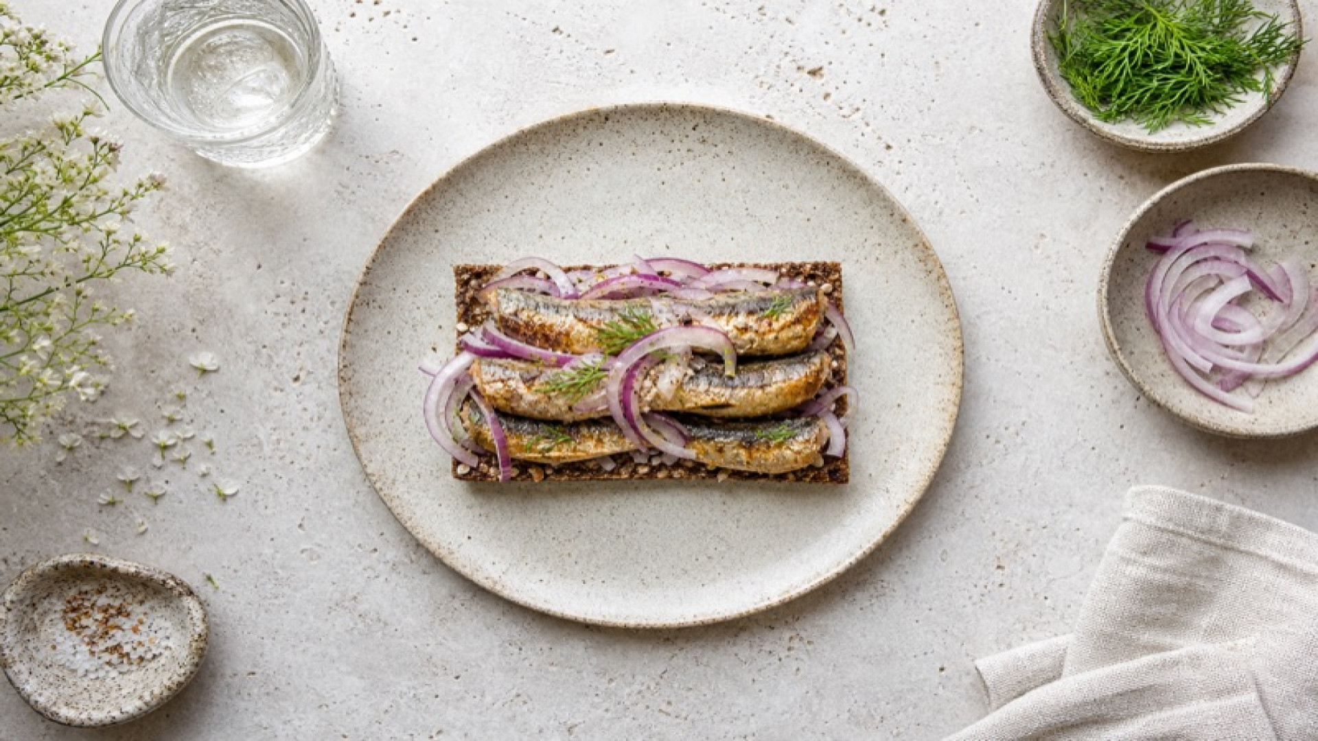 Goldbraune Sardinen auf Roggenvollkornknäckebrot mit Zwiebeln