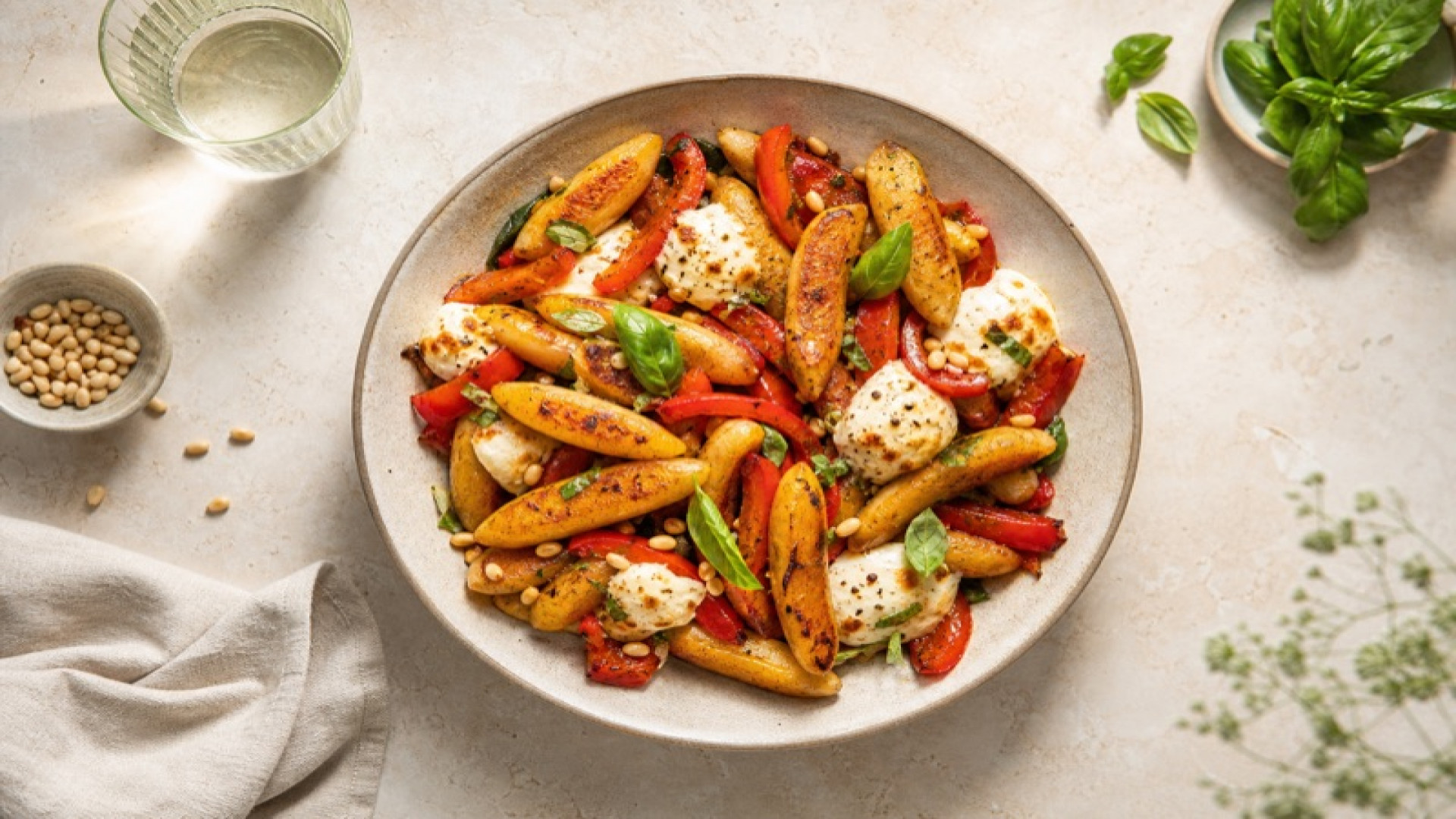 Goldbraune Schupfnudel-Bowl mit Paprika und Mozzarella