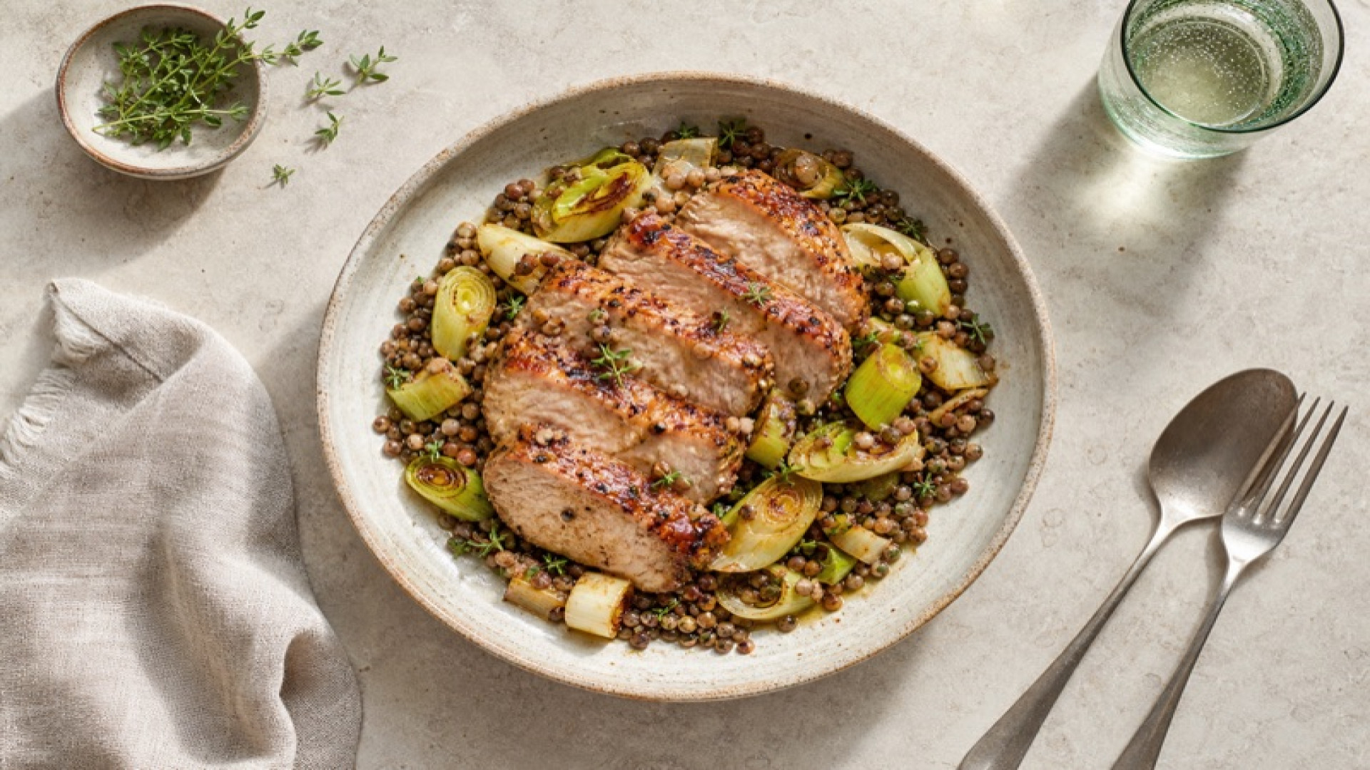 Goldbraune Schweinekotelett-Bowl mit Lauch und Linsen