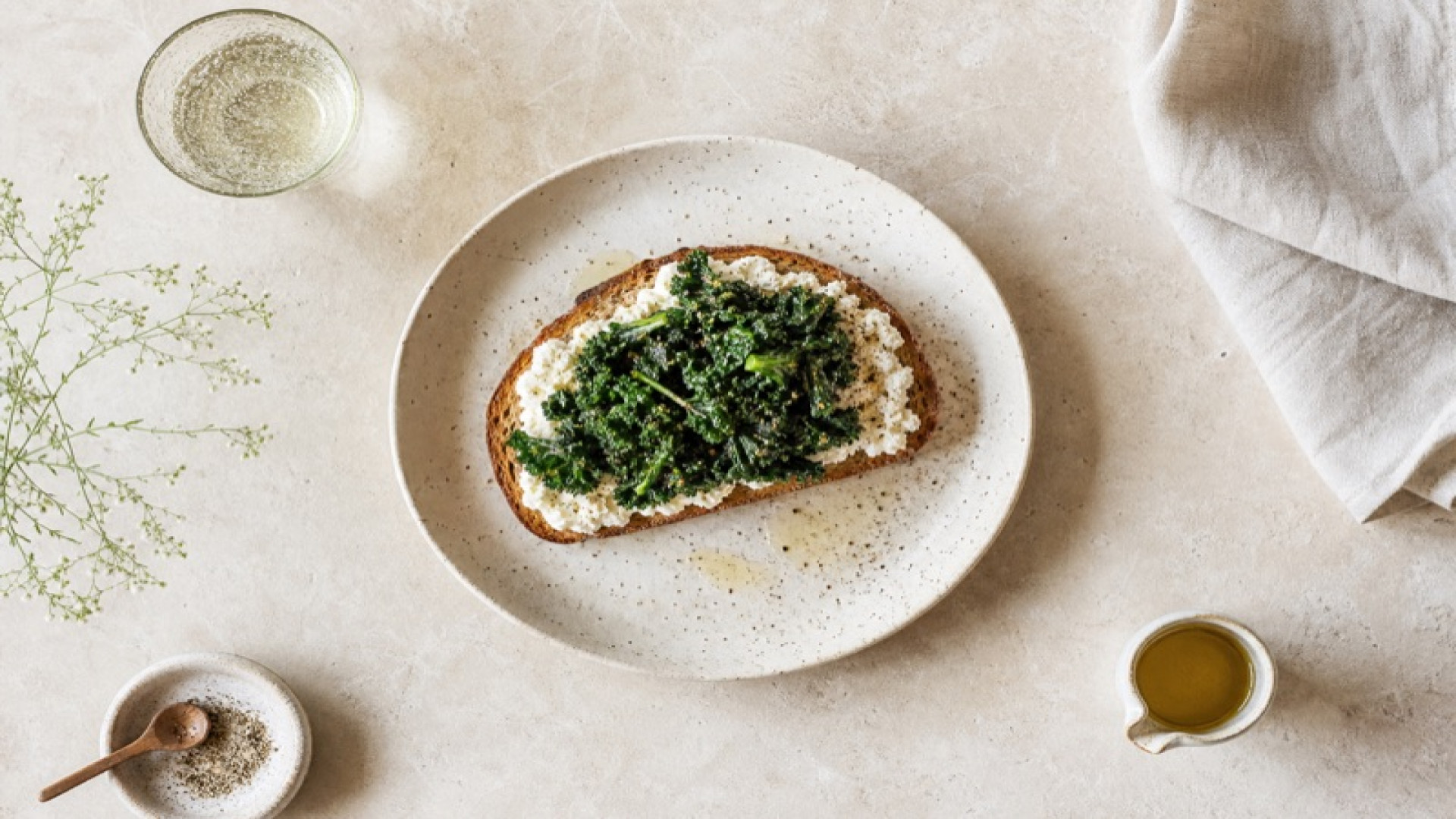 Goldbraunes Haferbrot mit Ricotta und gedünstetem Grünkohl