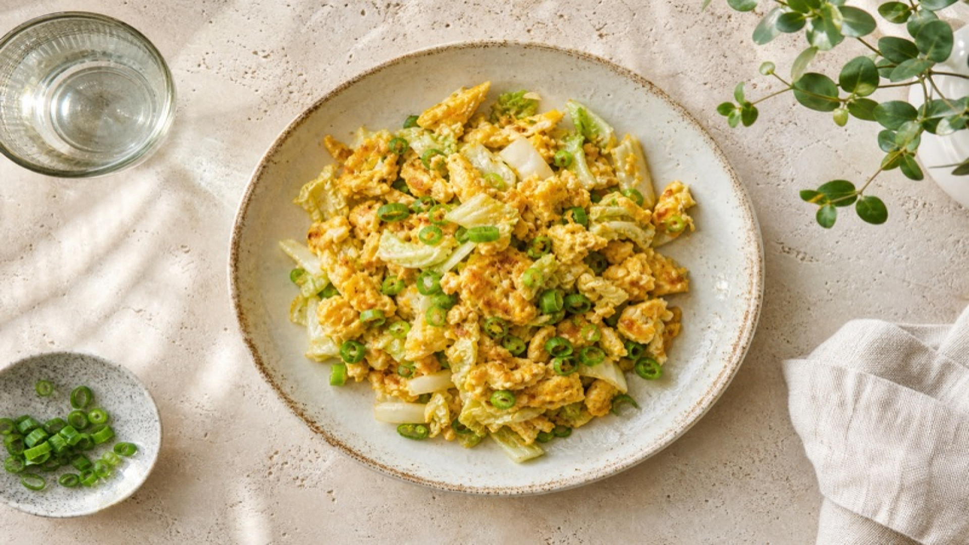 Goldbraunes Rührei mit Chinakohl und Frühlingszwiebeln