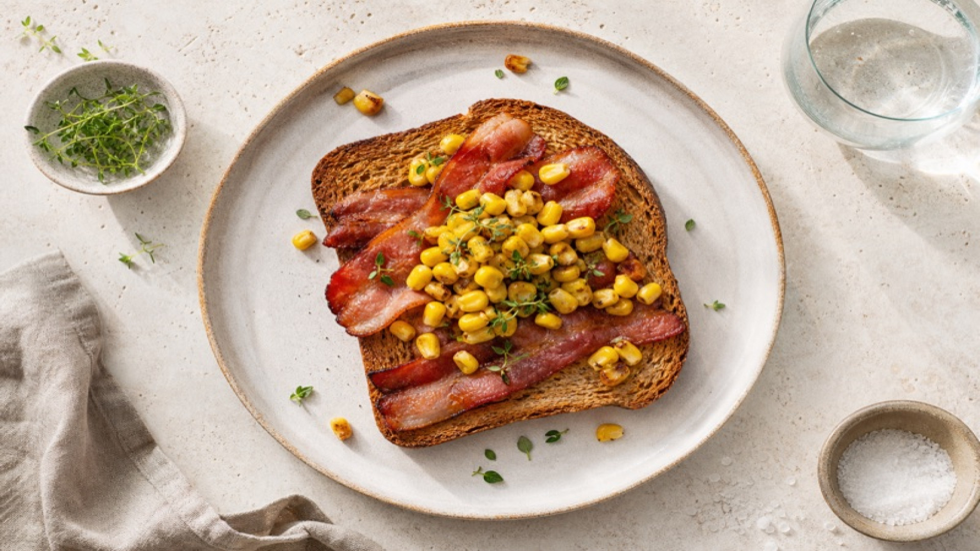 Goldbraunes Weizenvollkorntoast mit Speck und gedünstetem Mais