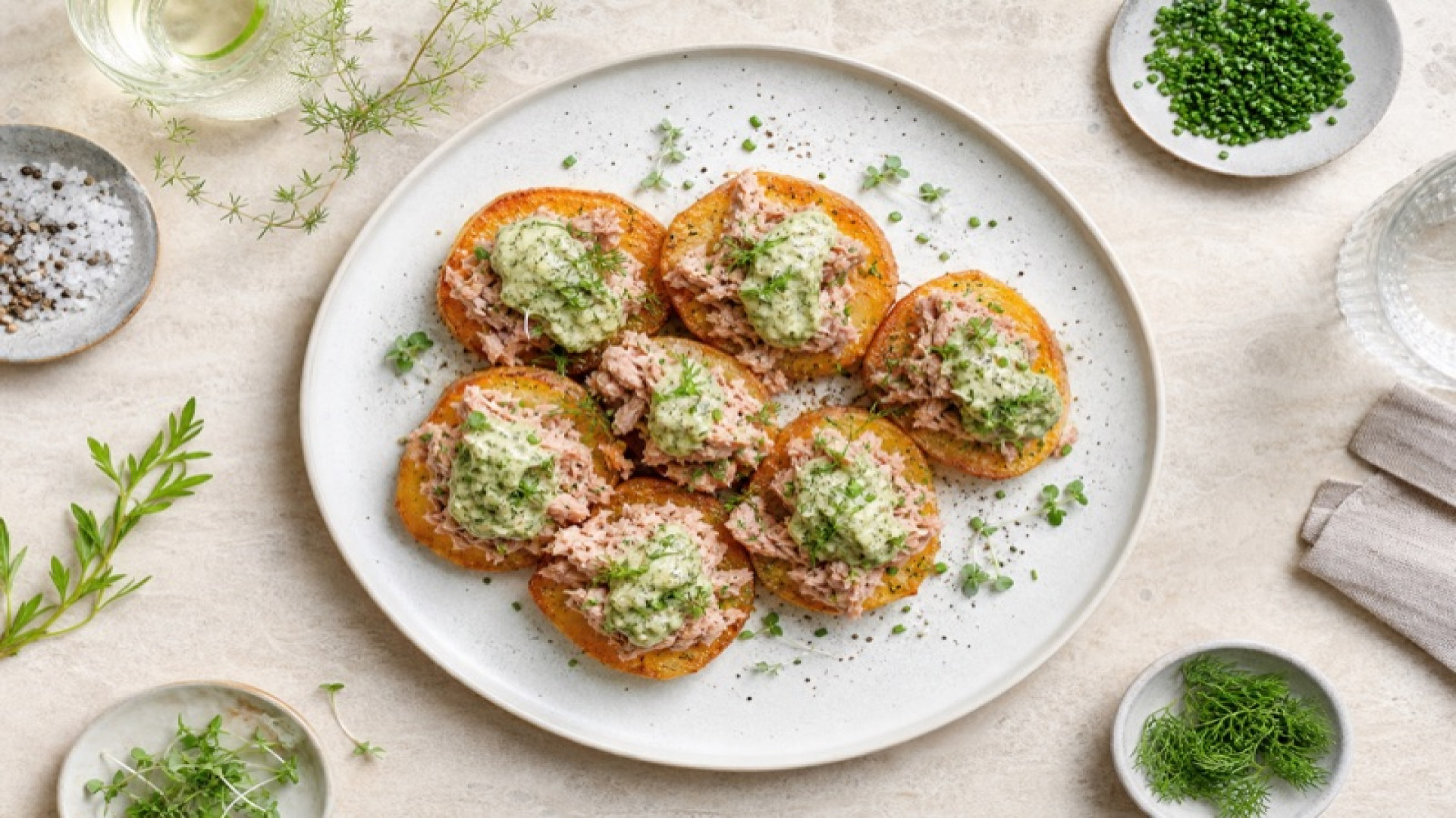 Goldbraune Thunfisch-Kartoffelscheiben mit Senf-Kräuter-Topping