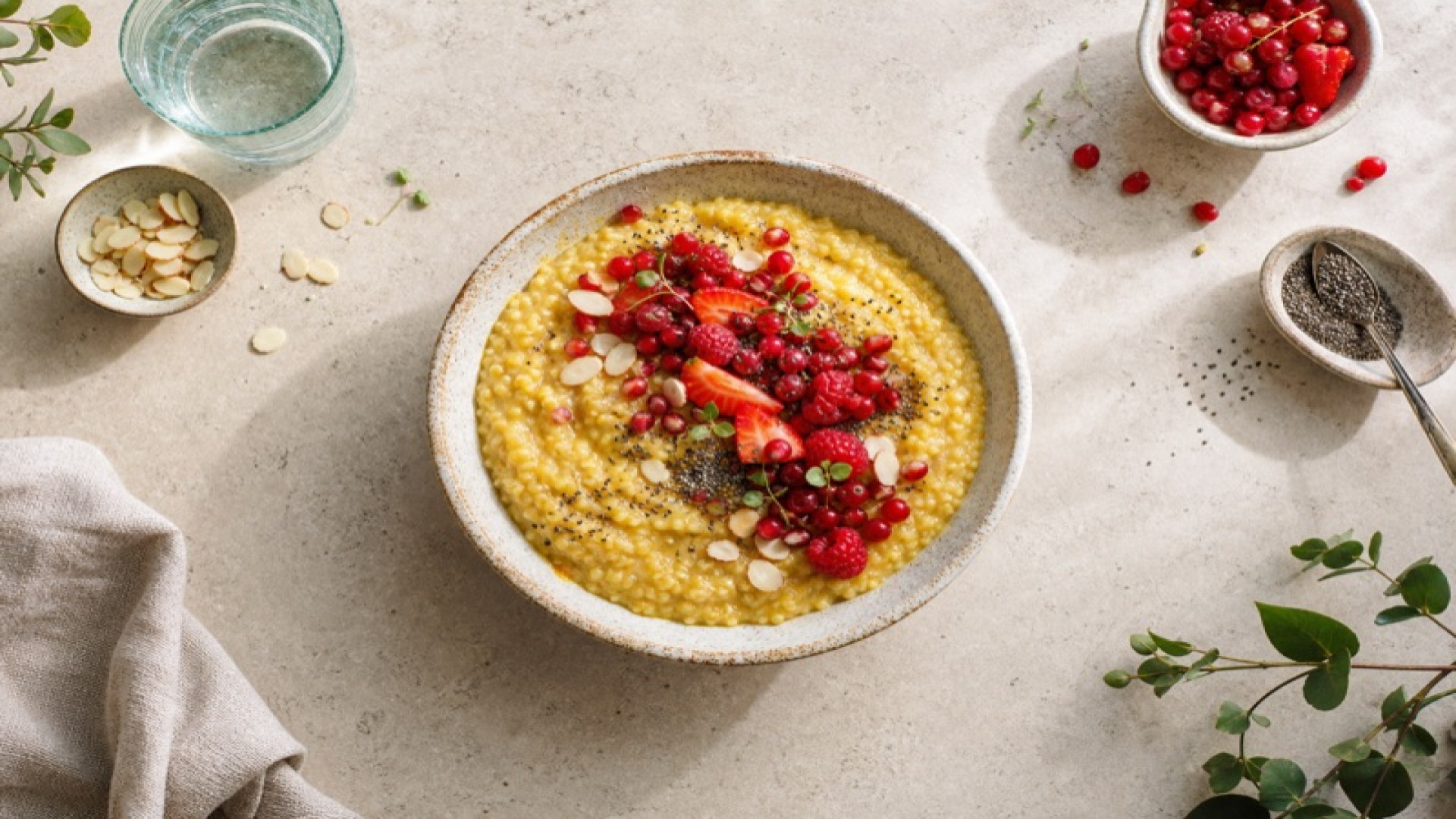 Goldene Hirse-Porridge-Bowl mit Roten Beeren