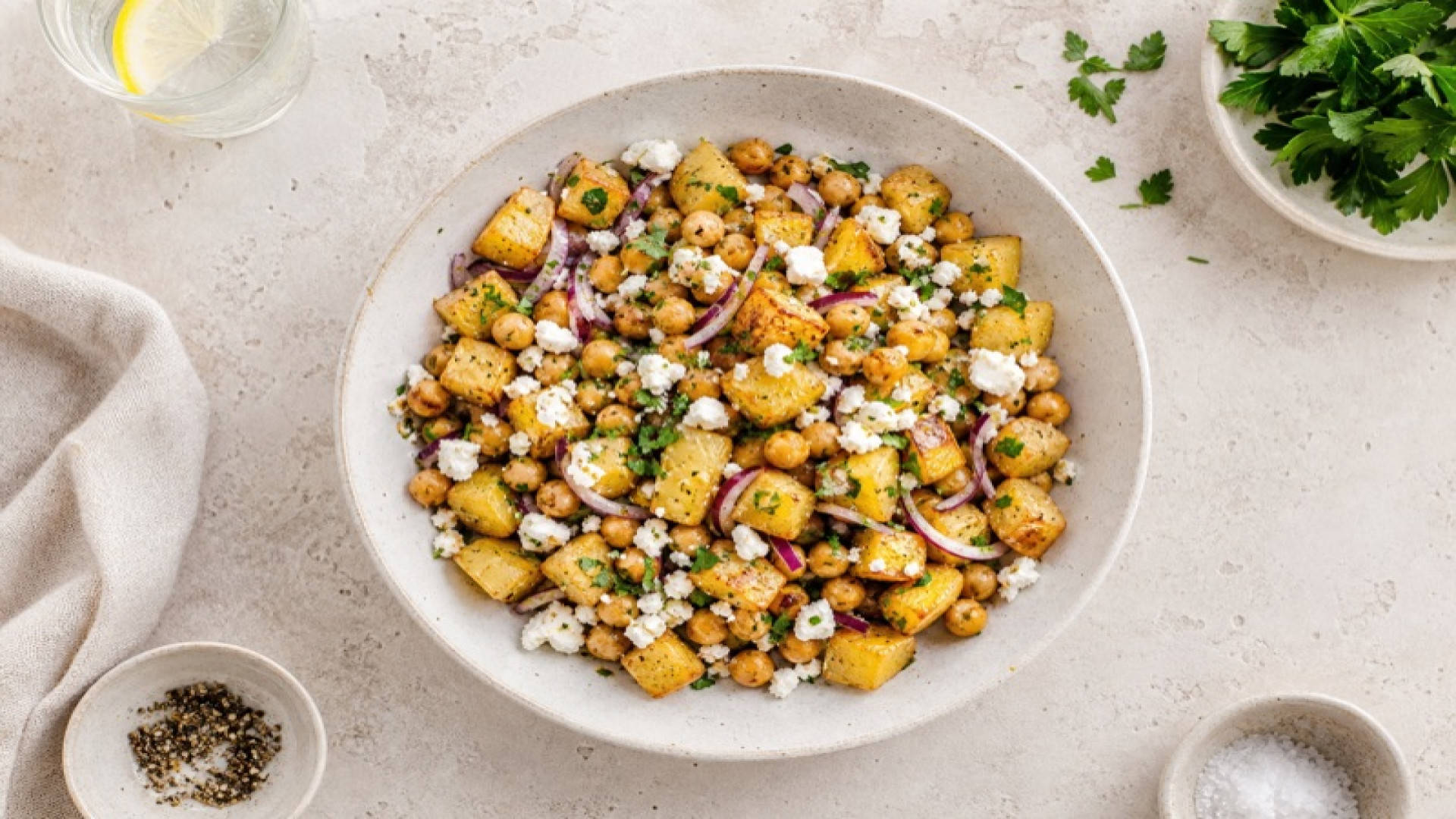Goldene Kartoffel-Kichererbsen-Bowl mit Hirtenkäse