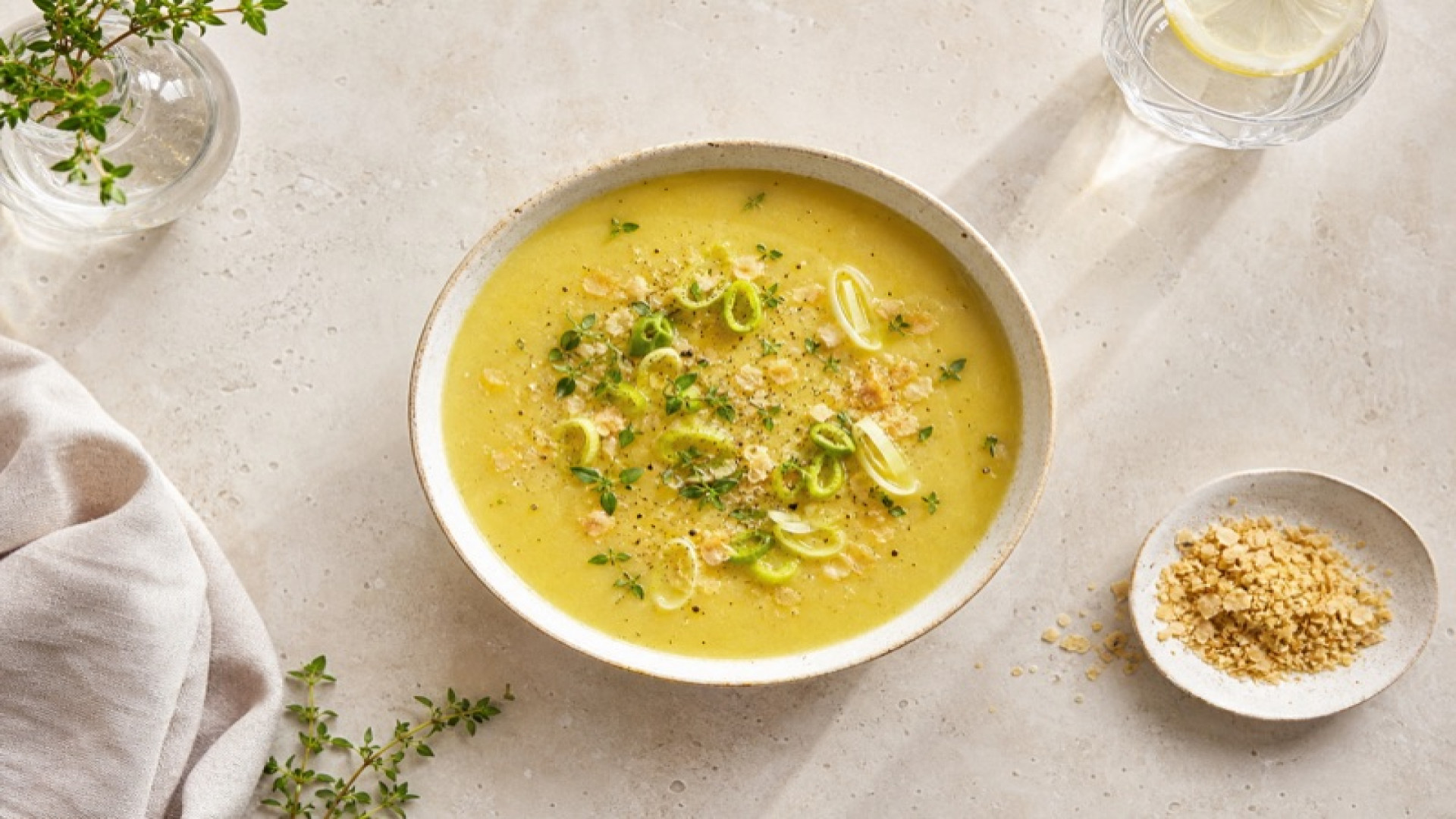 Goldene Kartoffel-Lauch-Suppe mit Hefeflocken