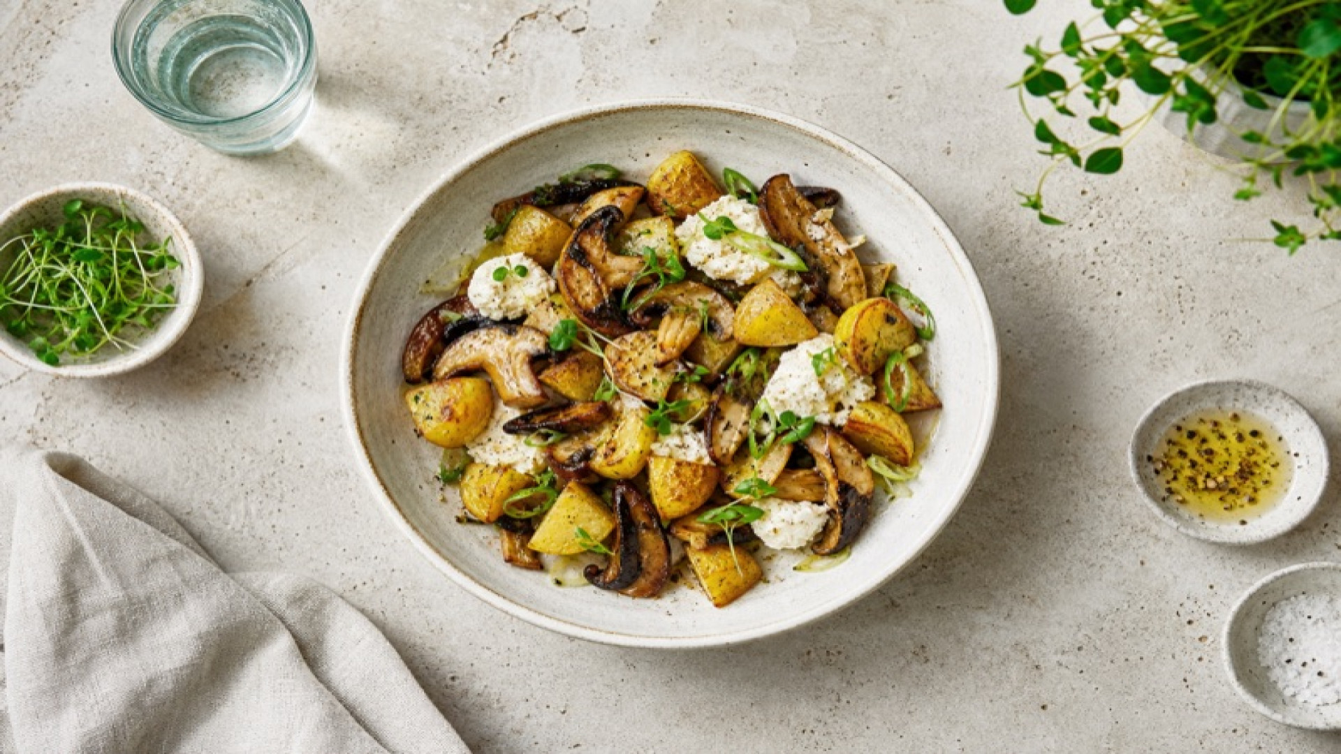 Goldene Kartoffel-Pilz-Bowl mit Shiitake und Frischkäse