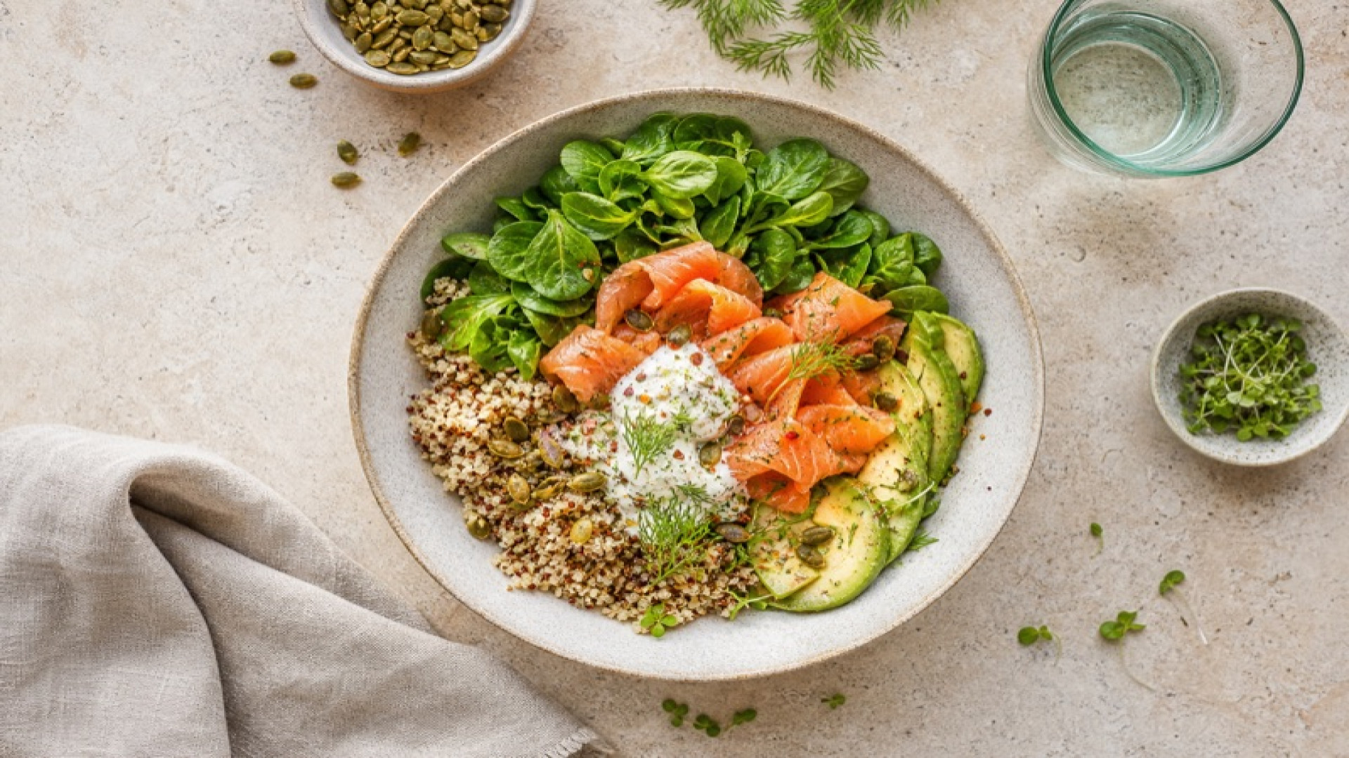 Goldener Räucherlachs-Quinoa-Bowl mit Feldsalat