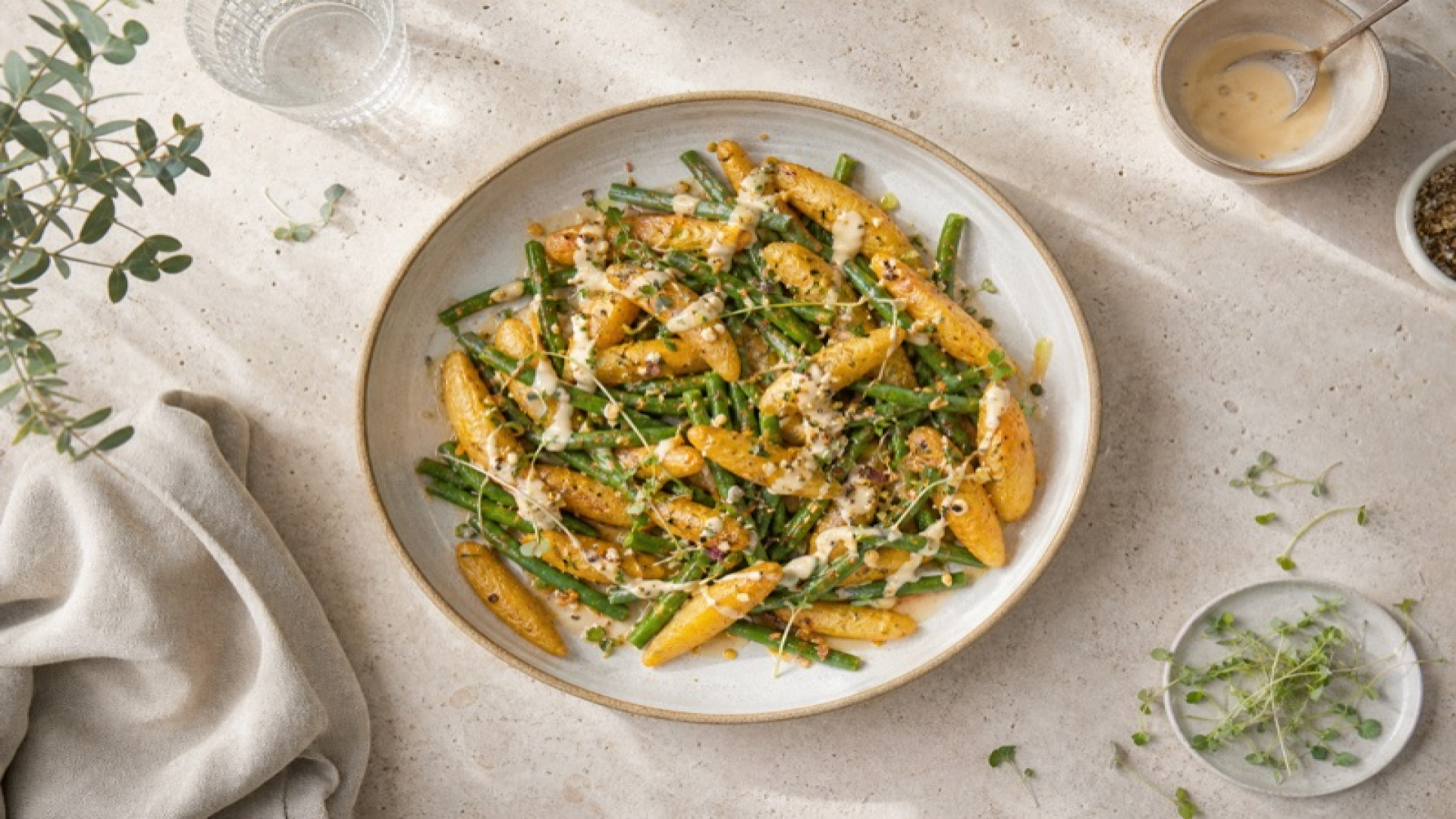 Goldene Schupfnudel-Pfanne mit grünen Bohnen und Tahin