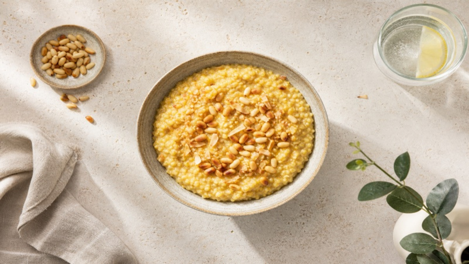 Goldenes Hirseflocken-Porridge mit gerösteten Pinienkernen