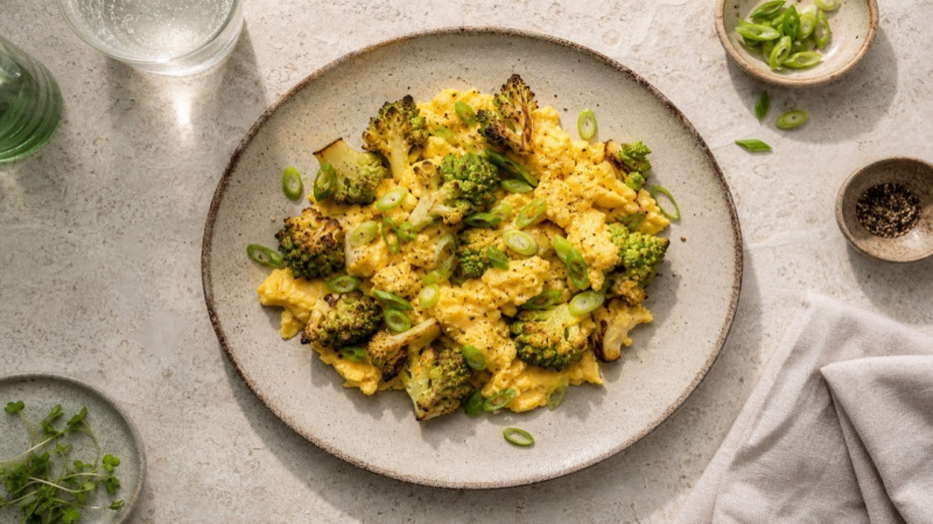 Goldenes Rührei mit gebackenem Romanesco und Frühlingszwiebeln