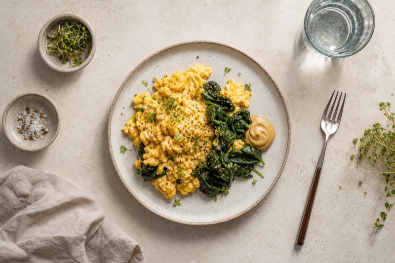 Goldenes Rührei mit gebratenem Spinat und Senf