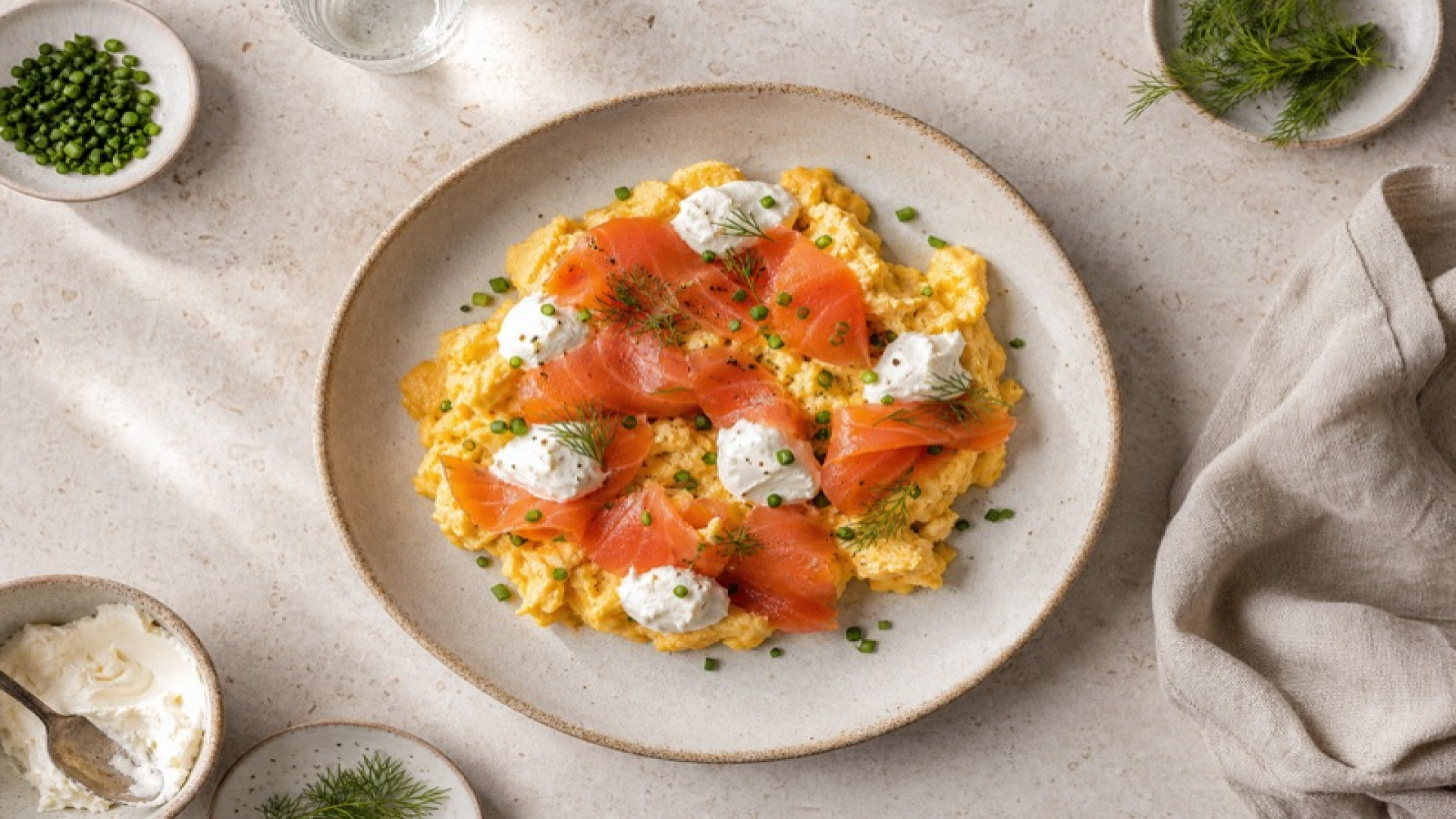 Goldenes Rührei mit Graved Lachs und Frischkäse