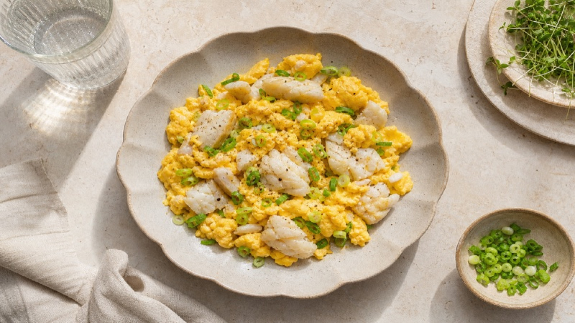 Goldenes Rührei mit Schellfisch und Frühlingszwiebeln