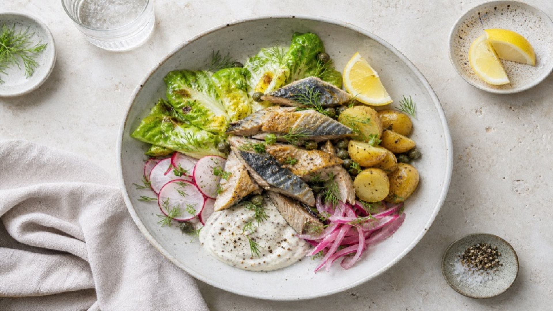 Goldgelbe Makrelen-Römer-Bowl mit Zitrone und Senf-Joghurt