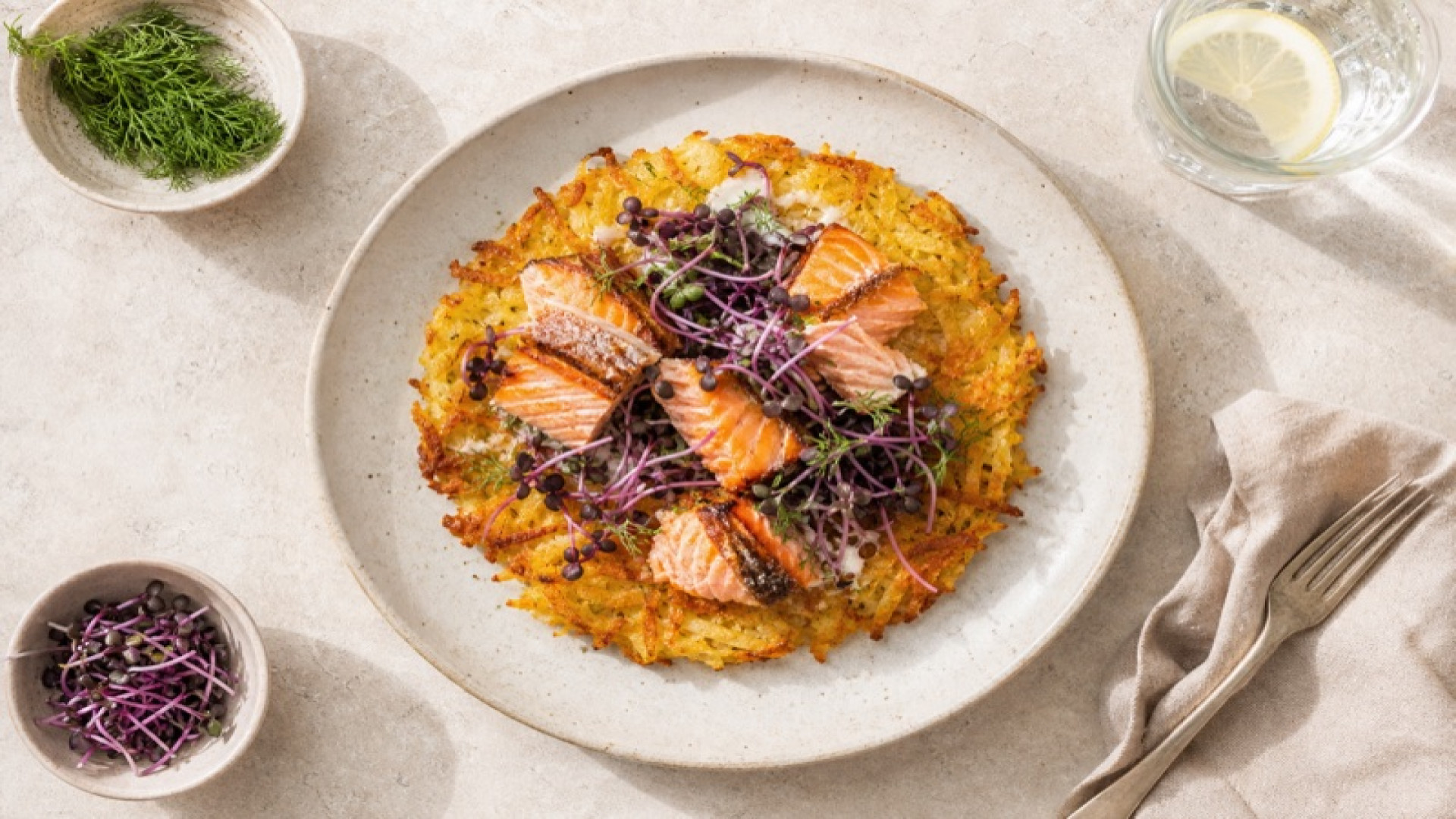 Goldgelber Wildlachs-Rösti mit Rotkohlsprossen