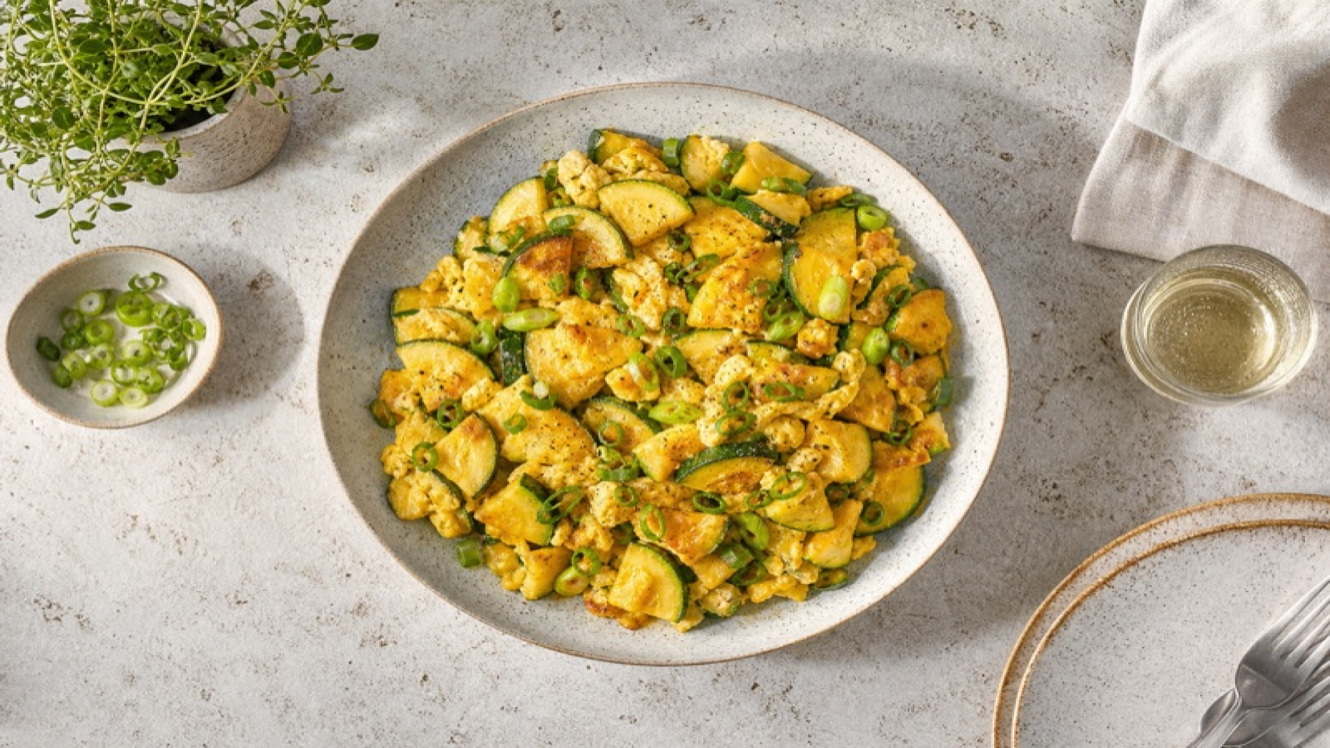 Goldgelbe Zucchini-Eierpfanne mit Frühlingszwiebeln