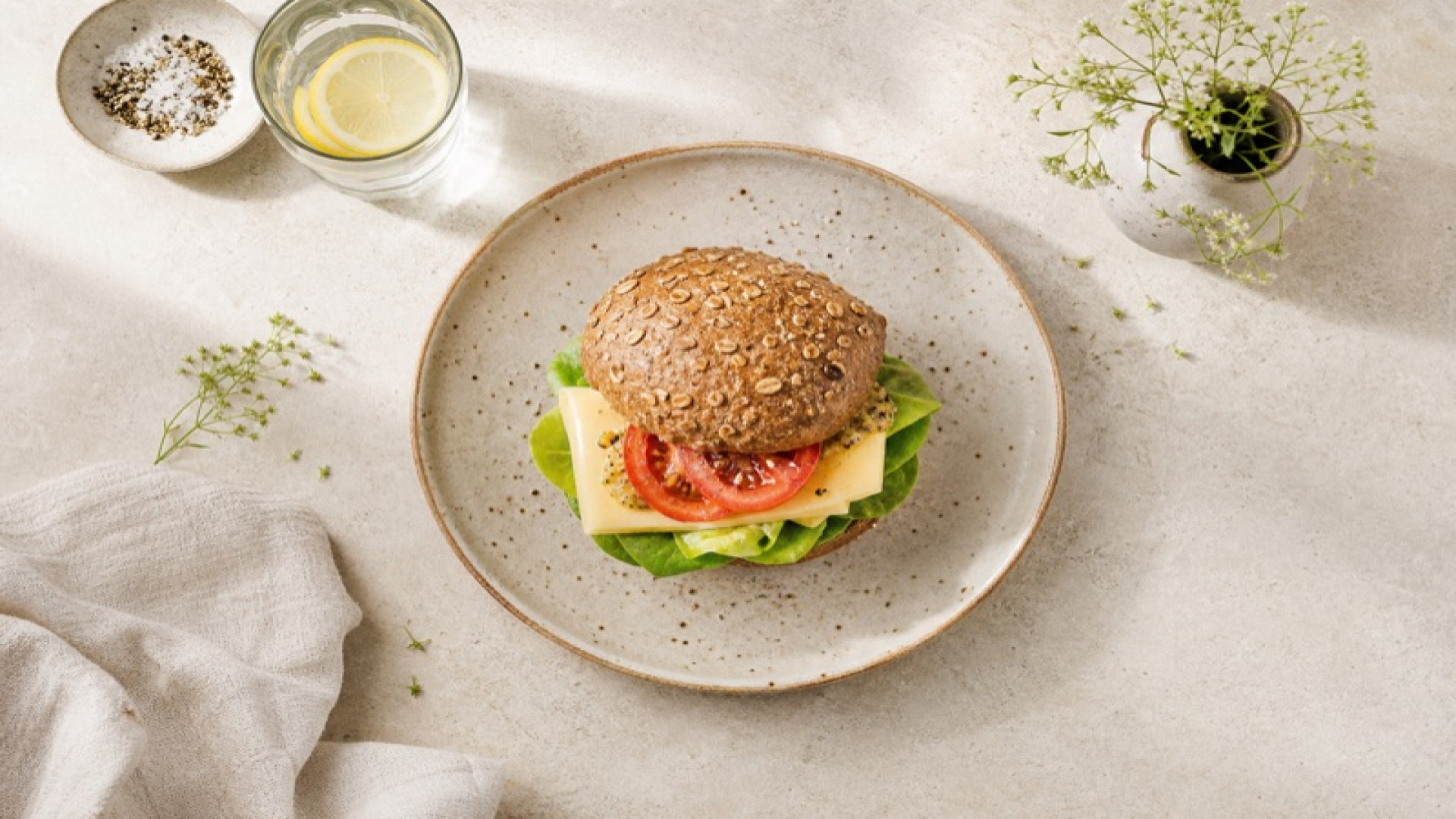 Gouda-Vollkornbrötchen mit Kopfsalat und Senf-Tomaten