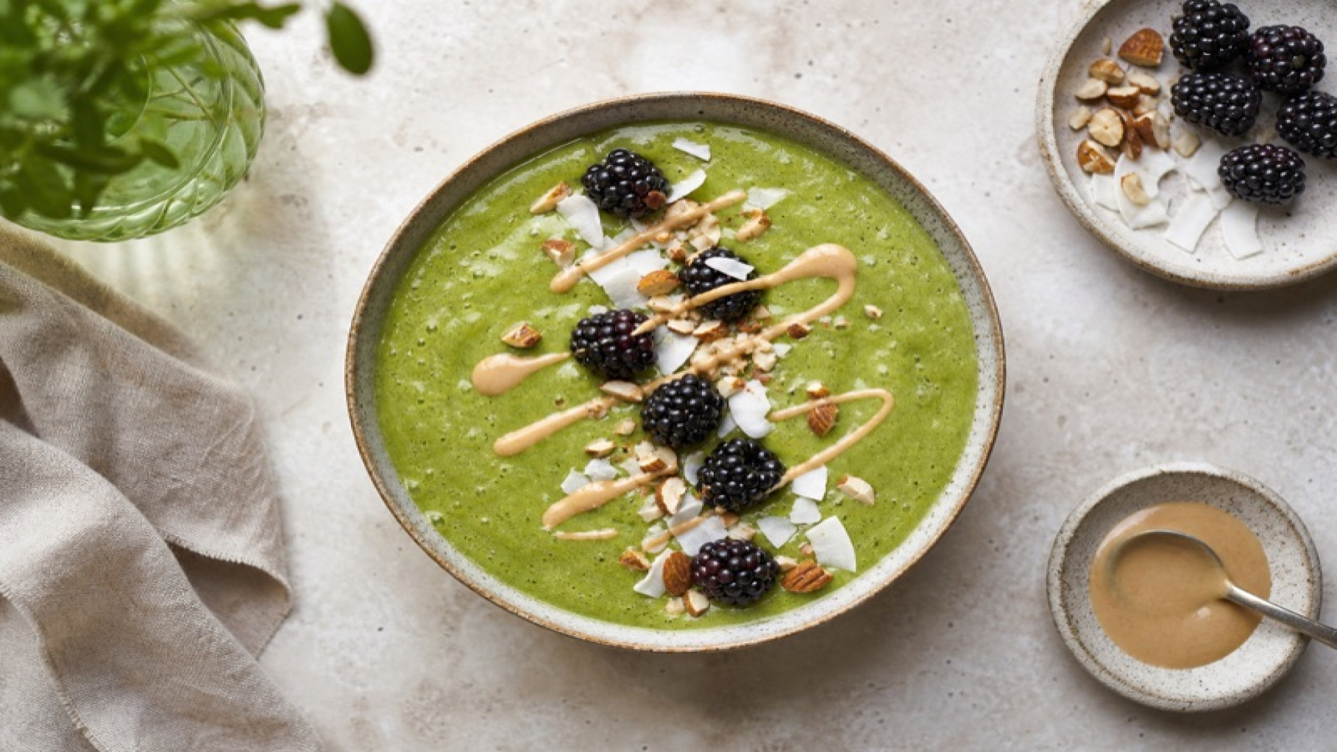 Grüner Smoothie-Bowl mit Brombeeren und Mandelpüree