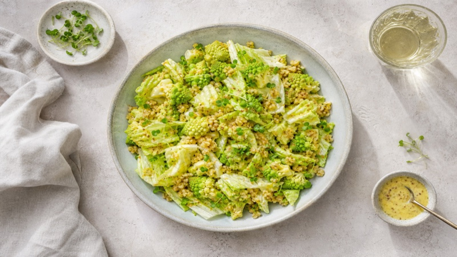 Grünkern-Eisbergsalat mit Romanesco und Senf-Dressing