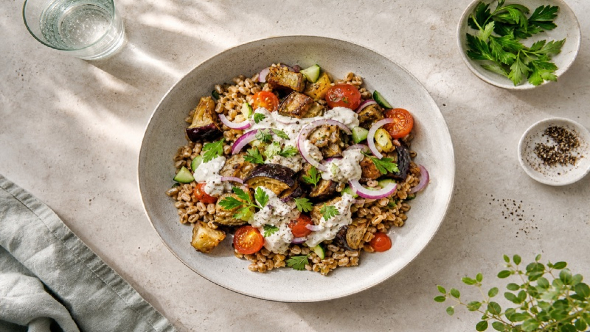 Grünkern-Schrot-Bowl mit Aubergine und Sauerrahm-Dressing