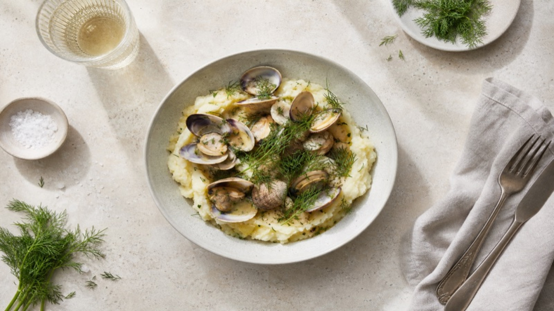 Hausgemachter Kartoffelstampf mit Venusmuscheln und Dill