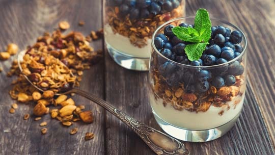 Hausgemachtes Granola mit Joghurt und Beeren