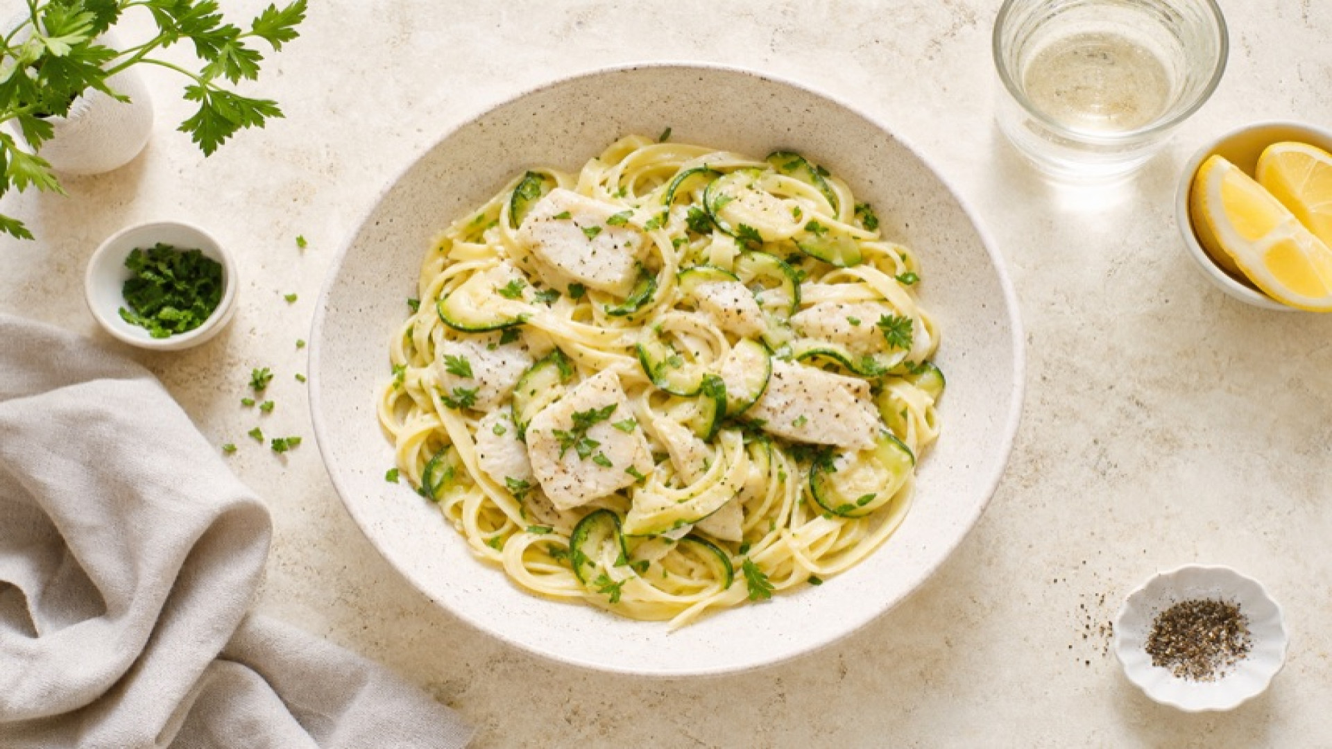 Helles Wels-Nudelgericht mit Zucchini und Petersilie