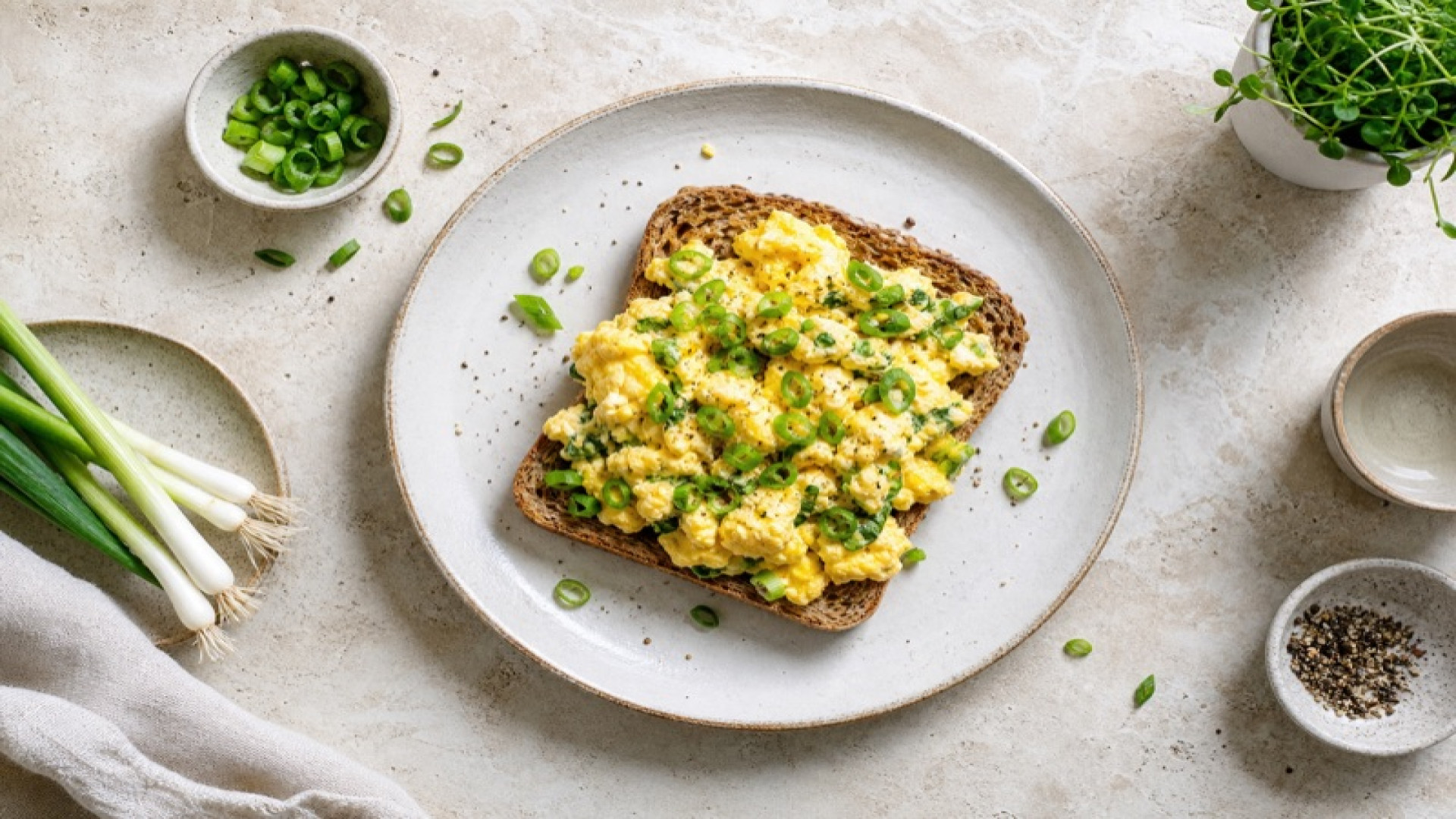 Herzhafte Frühlingszwiebel-Rühreier auf Vollkornbrot