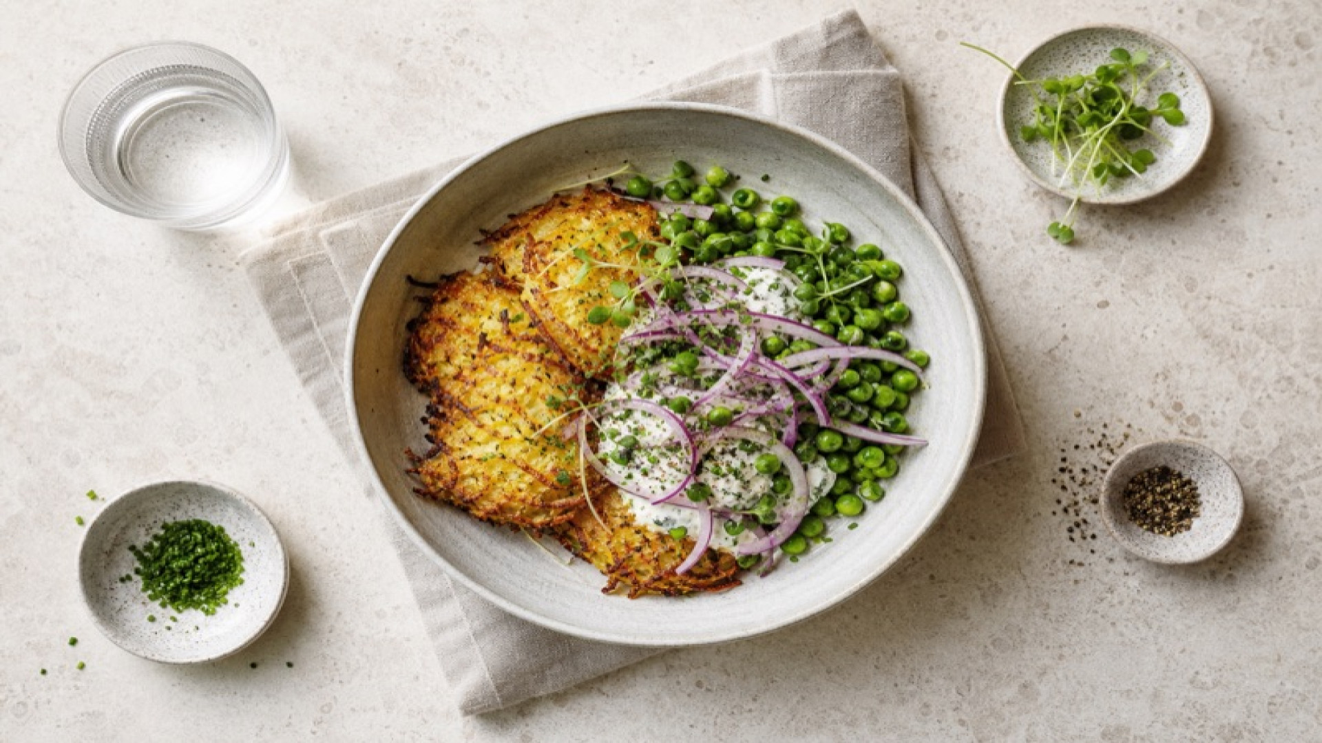 Herzhafte Kartoffel-Rösti-Bowl mit Erbsen und Rote-Zwiebeln-Dressing