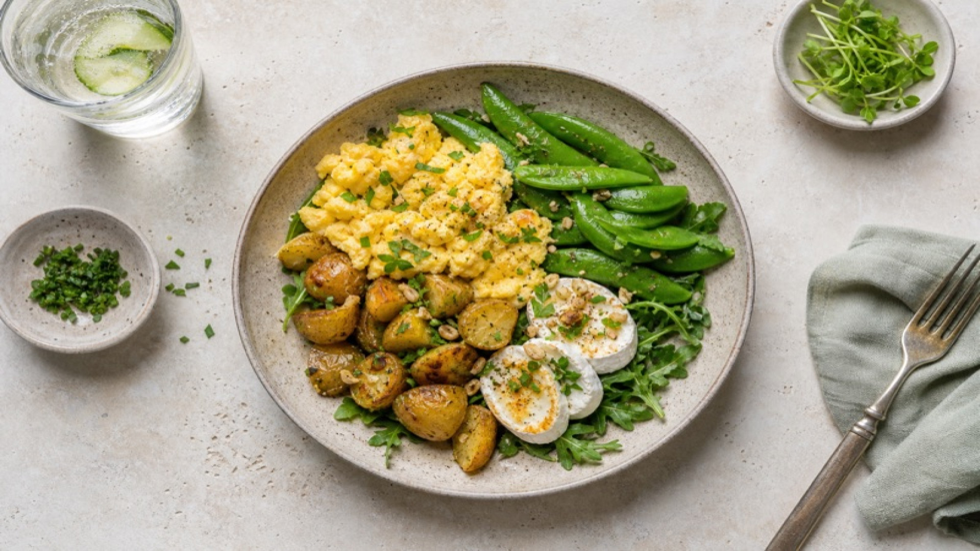 Herzhafte Kartoffel-Ziegenkäse-Bowl mit Rührei und Zuckererbsen
