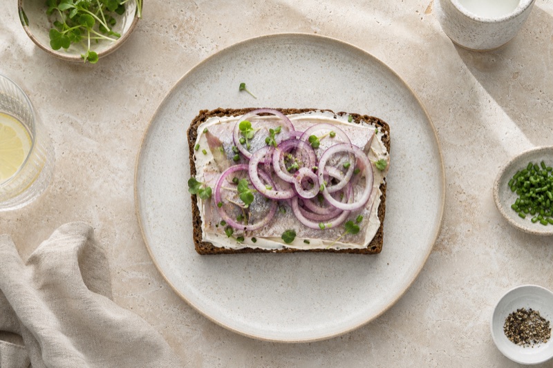 Herzhafte Matjes-Schnitte mit Roggenbrot und roten Zwiebeln