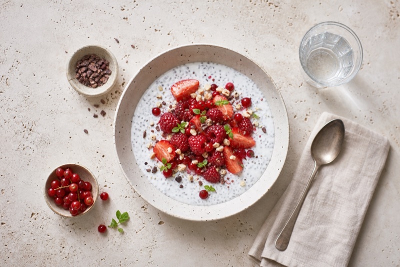 Herzhafter Chiasamen-Joghurt mit roten Beeren