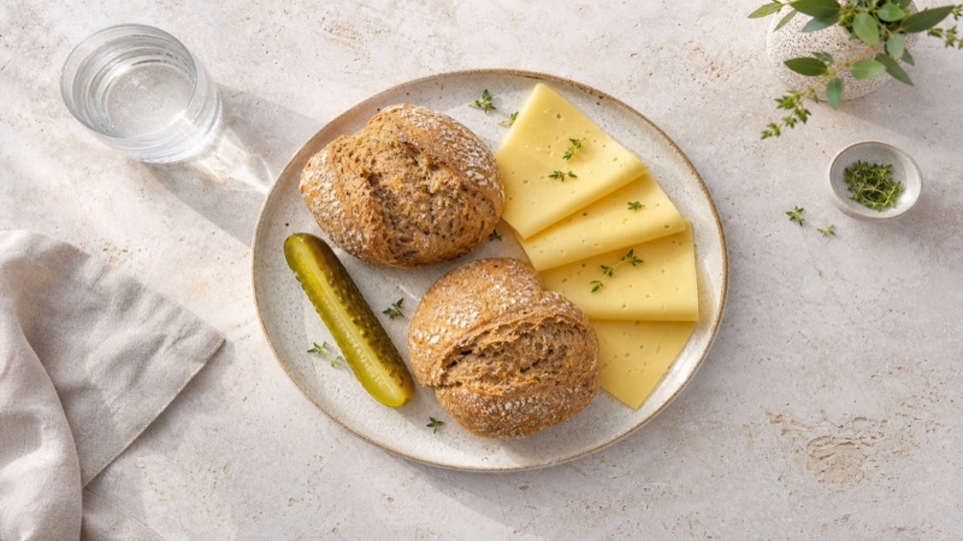 Herzhafter Dinkelbrötchen-Teller mit Schnittkäse und Salzgurke