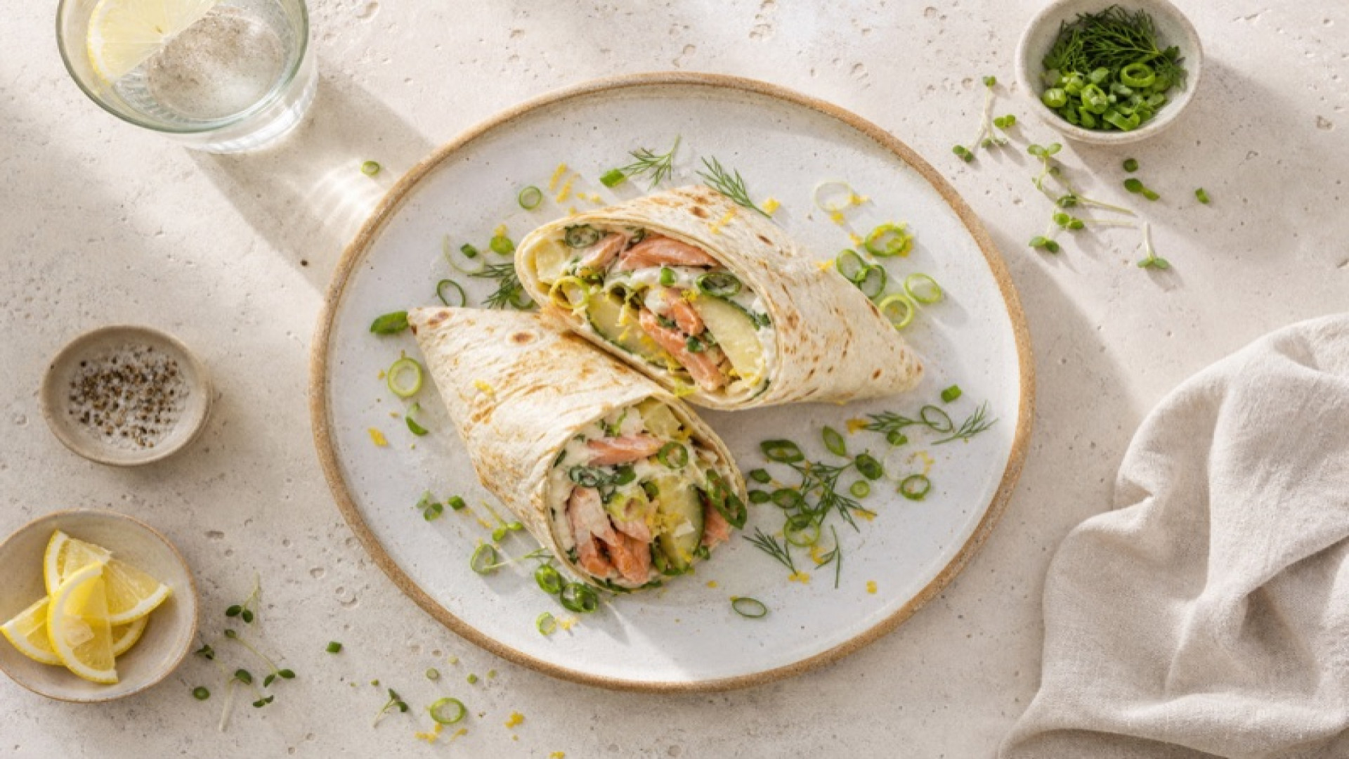 Herzhafter Forellen-Kartoffel-Wrap mit Frühlingszwiebeln und Zitrone