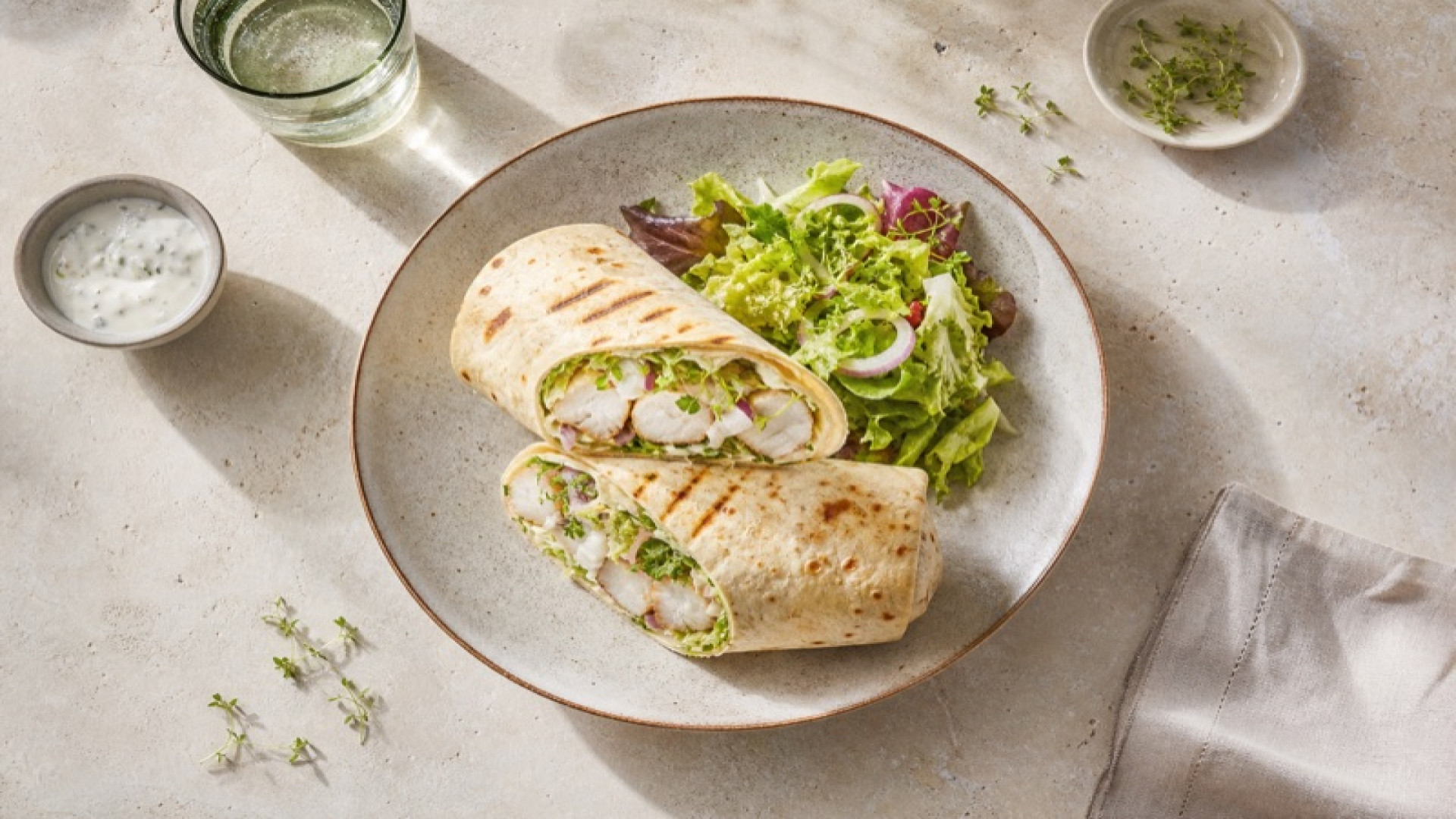 Herzhafter Kabeljau-Wrap mit Senf-Joghurt und Schnittsalat