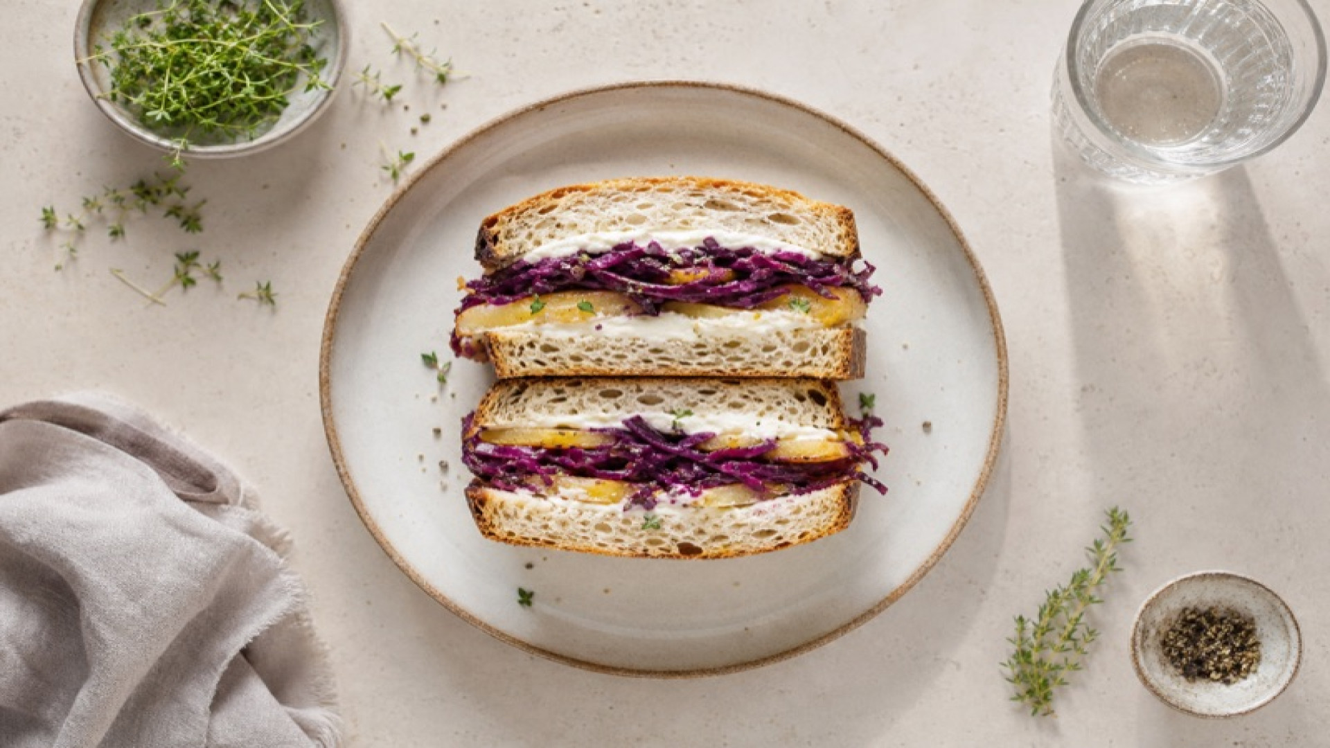 Herzhafter Kartoffel-Rotkohl-Sandwich mit Frischkäse