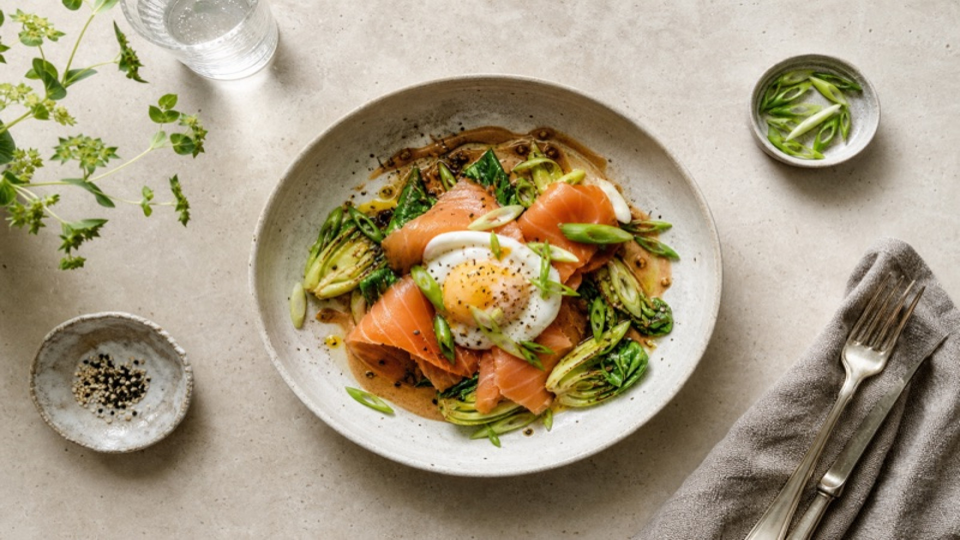 Herzhafter Lachsschinken-Miso-Teller mit pochiertem Ei und Frühlingszwiebeln