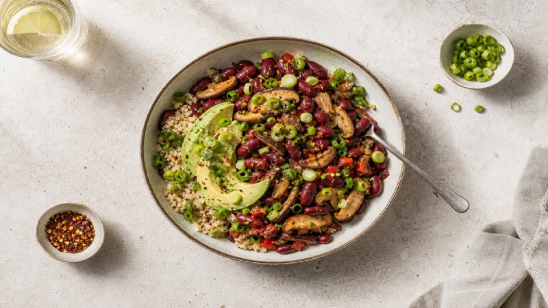 Herzhafte Rote-Bohnen-Bowl mit Shiitake und Frühlingszwiebeln