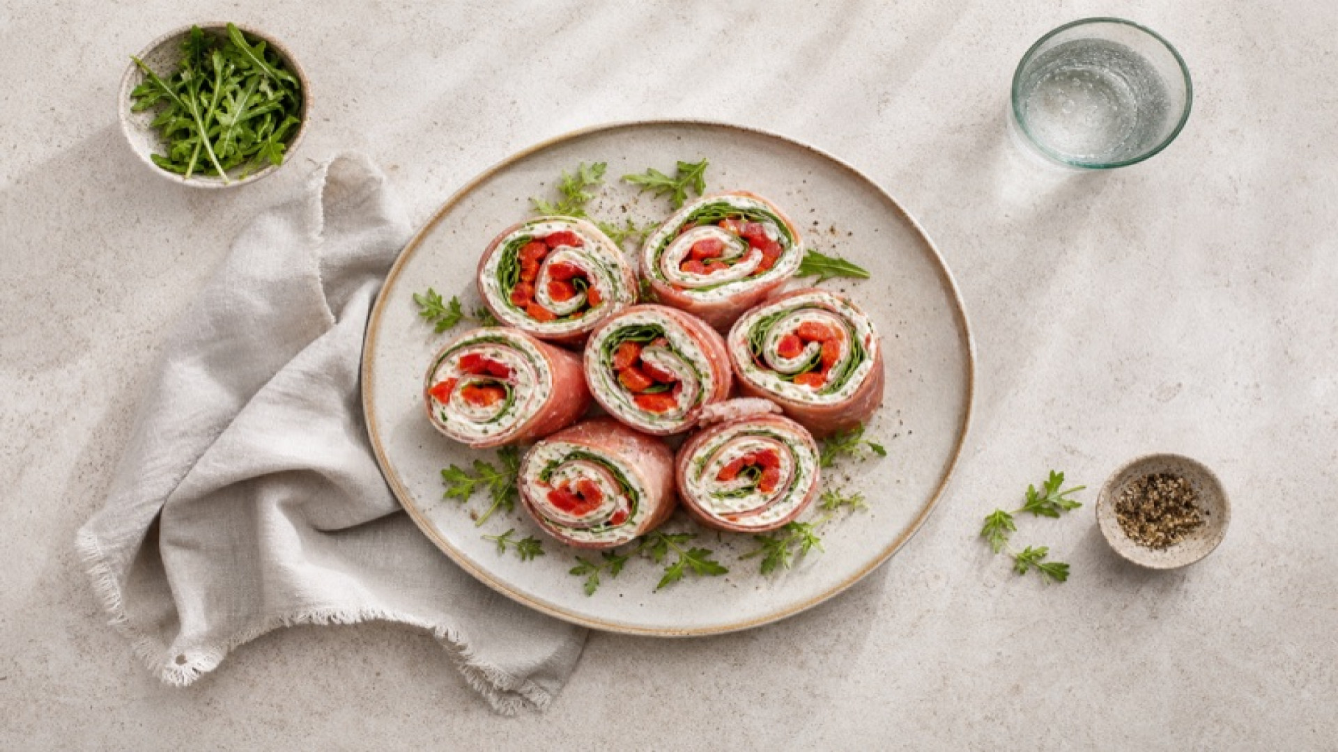 Herzhafter Parmaschinken-Wrap mit Frischkäse und Paprika
