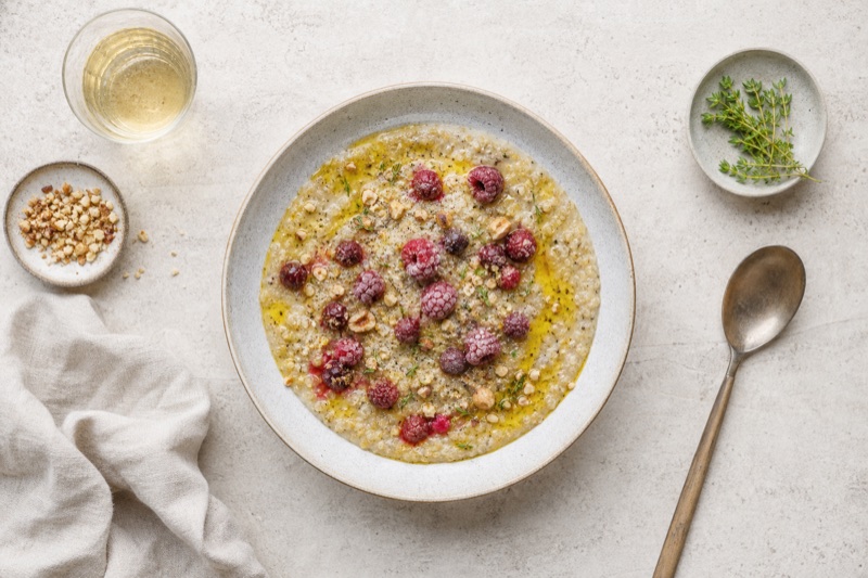 Herzhafter Quinoa-Brei mit Wald-Himbeeren und Rapsöl